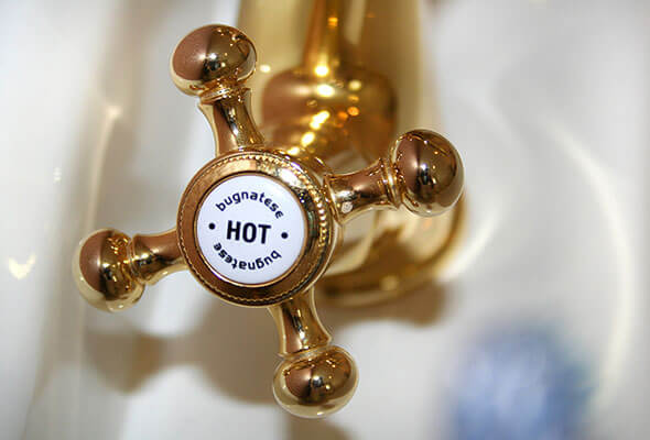 Menifee plumber listening to a noisy tank water heater